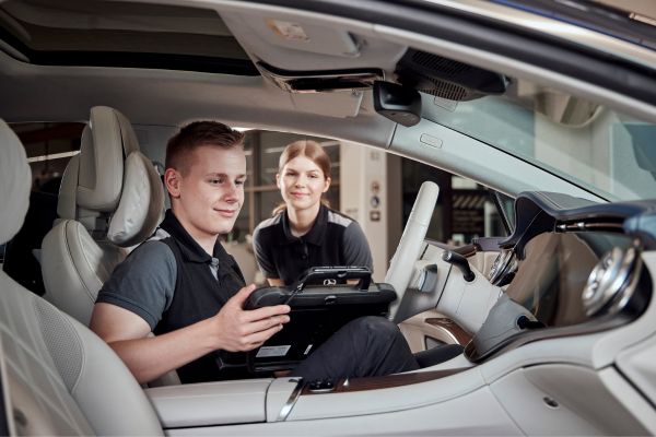 Διάγνωση συστημάτων Mercedes-Benz στο εσωτερικό οχήματος από πιστοποιημένους τεχνικούς Λάμδα Star στην Αθήνα