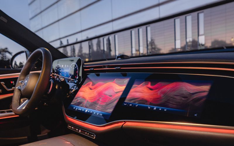 Εσωτερικό ηλεκτρικού μοντέλου Mercedes-Benz με MBUX Hyperscreen και ψηφιακό ταμπλό νέας γενιάς στο πλαίσιο της ηλεκτροκίνησης Mercedes-Benz