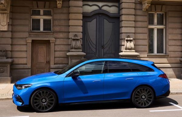 Plug-in hybrid Mercedes-Benz σε μπλε απόχρωση με premium σχεδίαση και ηλεκτρική αυτονομία για καθημερινές μετακινήσεις