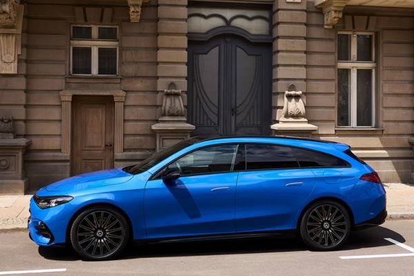 Plug-in hybrid Mercedes-Benz σε μπλε απόχρωση με premium σχεδίαση και ηλεκτρική αυτονομία για καθημερινές μετακινήσεις