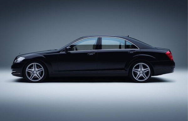 Μεταχειρισμένη Mercedes-Benz sedan σε άριστη κατάσταση διαθέσιμη από εξουσιοδοτημένο αντιπρόσωπο στην Αθήνα
