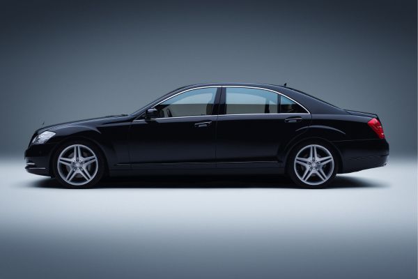 Μεταχειρισμένη Mercedes-Benz sedan σε άριστη κατάσταση διαθέσιμη από εξουσιοδοτημένο αντιπρόσωπο στην Αθήνα