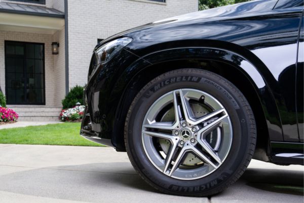 Έλεγχος ελαστικών Mercedes-Benz και ευθυγράμμιση στο πλαίσιο ανοιξιάτικου ελέγχου για ασφαλή οδήγηση