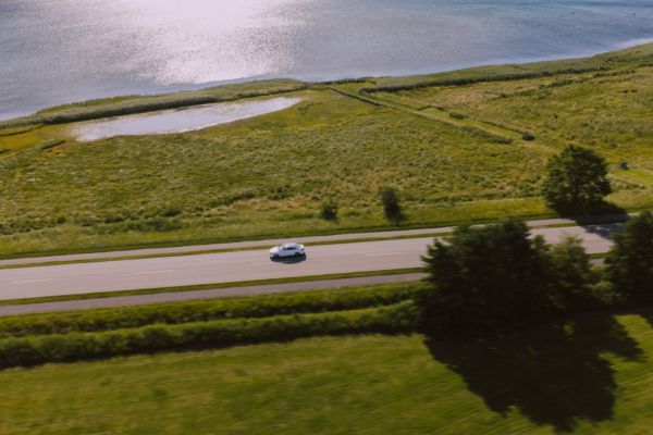 Πασχαλινό ταξίδι με Mercedes-Benz σε επαρχιακό δρόμο με άνεση και ασφάλεια στη διαδρομή