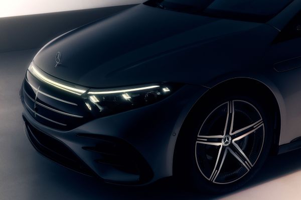 Ηλεκτρική Mercedes-Benz σειράς EQ με προηγμένη σχεδίαση και τεχνολογία φωτισμού για premium ηλεκτροκίνηση στην πόλη