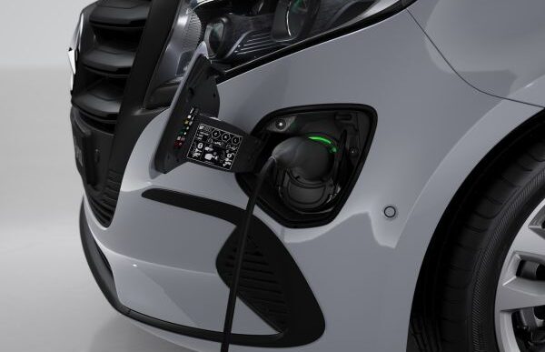 Ηλεκτρική Mercedes-Benz κατά τη φόρτιση με σύστημα plug-in για οικονομική και premium αστική μετακίνηση