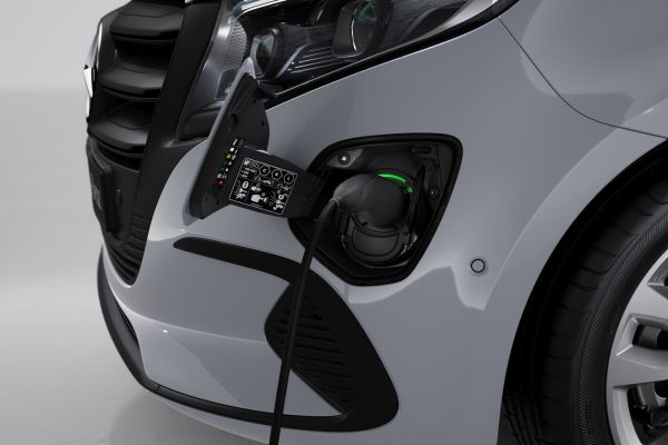 Ηλεκτρική Mercedes-Benz κατά τη φόρτιση με σύστημα plug-in για οικονομική και premium αστική μετακίνηση