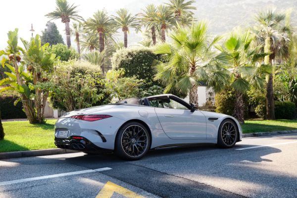 Λευκή Mercedes-Benz AMG SL Cabriolet σε καλοκαιρινή διαδρομή με έμφαση στην άνεση, την αξιοπιστία και την οδηγική απόλαυση