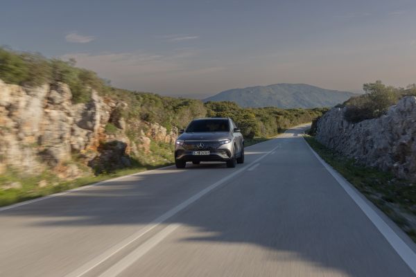 Καλοκαιρινή οδήγηση Mercedes-Benz SUV σε εκτός πόλης διαδρομή με έμφαση στην αξιοπιστία και την ξεκούραστη μετακίνηση