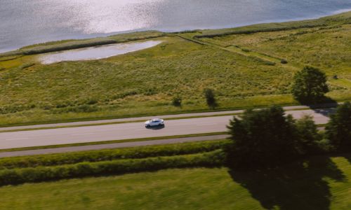 Mercedes-Benz σε καλοκαιρινό ταξίδι εκτός πόλης με άνεση, ασφάλεια και αξιοπιστία σε υψηλές θερμοκρασίες