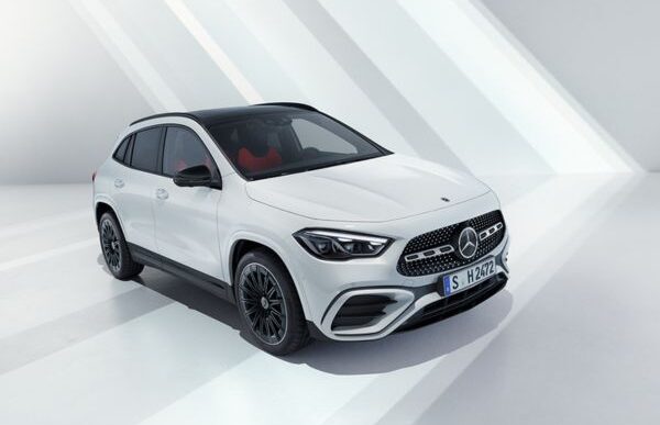 Mercedes-Benz GLA λευκού χρώματος για καλοκαιρινές μετακινήσεις με άνεση, τεχνολογία και premium SUV χαρακτήρα