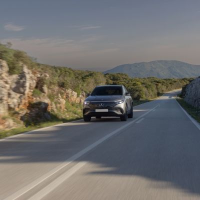 Ηλεκτρική Mercedes-Benz EQE SUV σε επαγγελματική διαδρομή, με άνεση, τεχνολογία και ηλεκτρική απόδοση για στελέχη και επιχειρηματίες