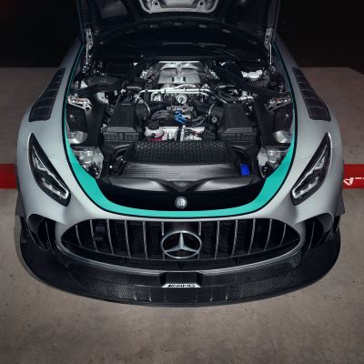 Κινητήρας Mercedes-AMG κατά τον τεχνικό έλεγχο και service Mercedes-Benz μετά το καλοκαίρι